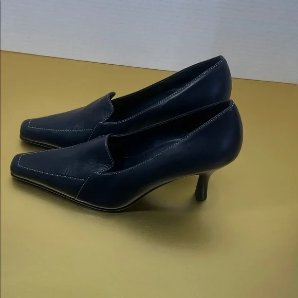 Classic Navy Women's Heels - Picture 3 of 6